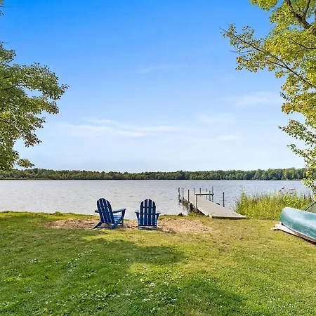 Lakefront Tranquility Spacious Retreat Sleeps 14